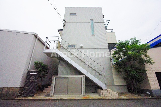 荒子駅より徒歩8分 築17年3ヶ月 2階建の賃貸物件