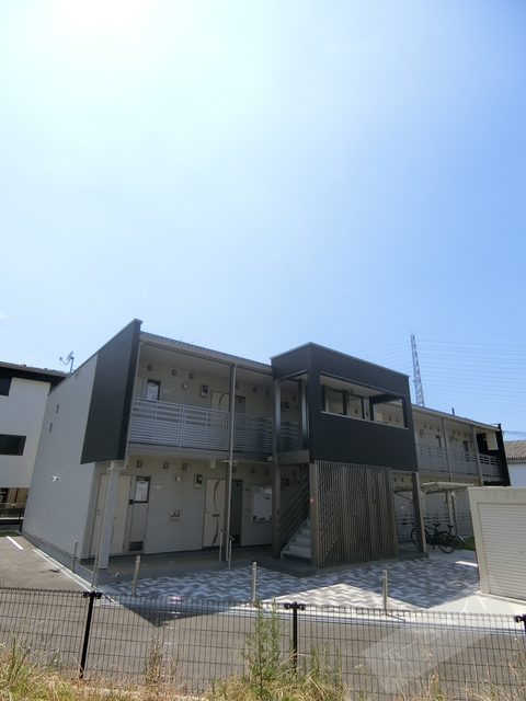 和泉砂川駅より徒歩15分 築8年4ヶ月 2階建の賃貸物件