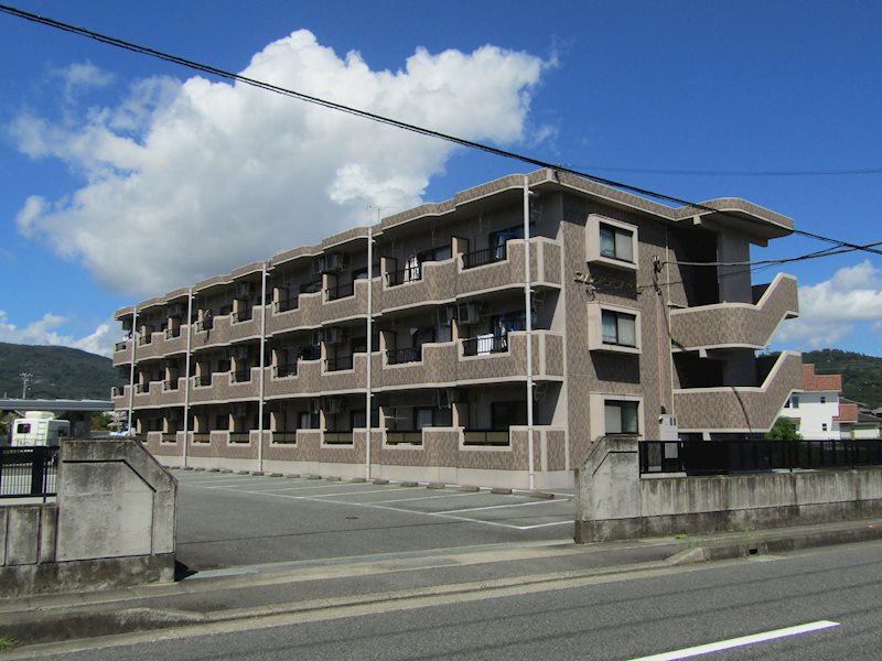 竪堀駅より徒歩13分 築28年4ヶ月 3階建の賃貸物件