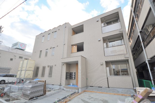 八尾駅より徒歩7分 築11年4ヶ月 3階建の賃貸物件