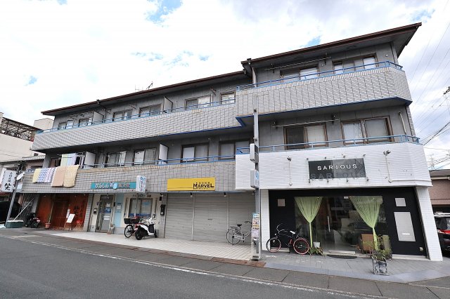 高安駅よりバス2分 徒歩4分 築35年6ヶ月 3階建の賃貸物件
