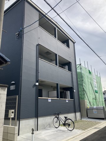 八尾駅より徒歩7分 築2年2ヶ月 3階建の賃貸物件