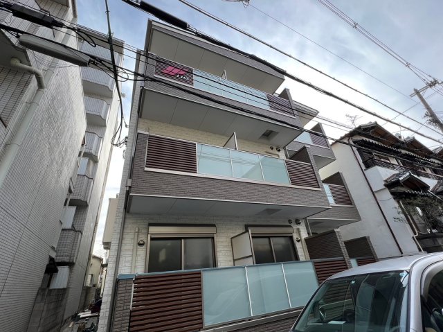 玉出駅より徒歩7分 築2年7ヶ月 3階建の賃貸物件