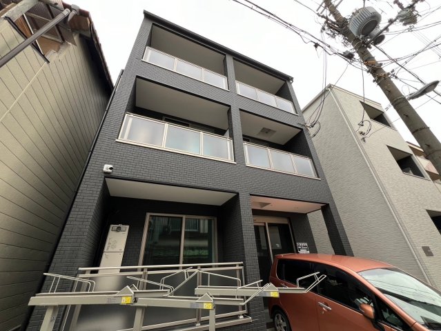 天下茶屋駅より徒歩5分 築2年6ヶ月 3階建の賃貸物件
