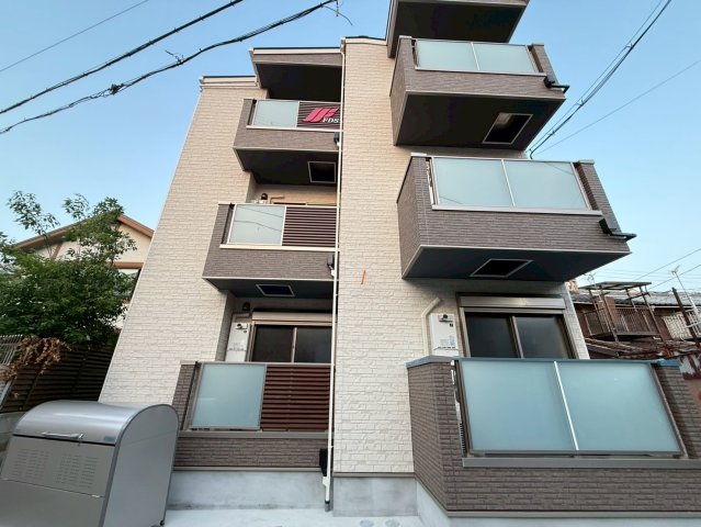 岸里玉出駅より徒歩6分 築1年2ヶ月 3階建の賃貸物件