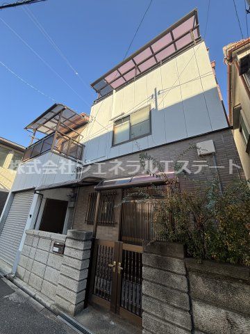 寝屋川市駅より徒歩11分 築30年1ヶ月 3階建の賃貸物件