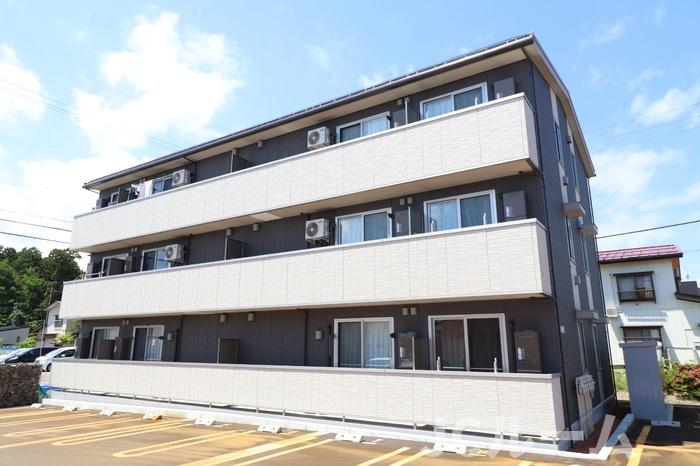 春日山駅よりバス4分 築5年1ヶ月 3階建の賃貸物件