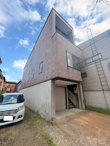 高田駅より徒歩4分 築29年7ヶ月 3階建の賃貸物件