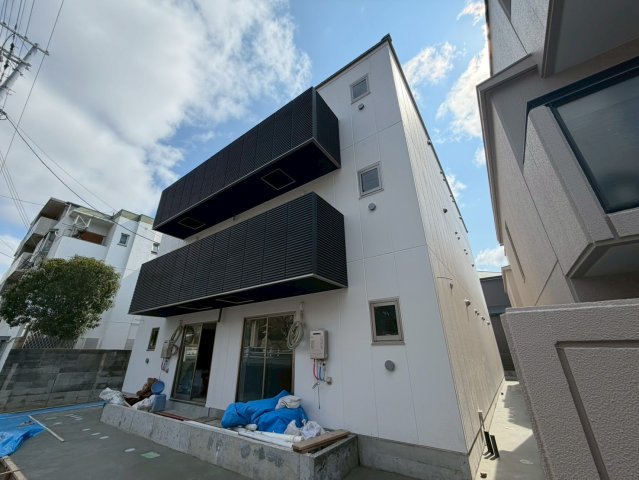 六甲駅より徒歩14分 新築 3階建の賃貸物件