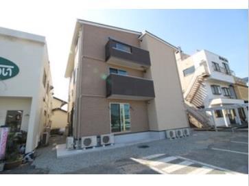 瀬戸駅よりバス11分 徒歩1分 築6年11ヶ月 3階建の賃貸物件