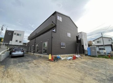 衣山駅より徒歩11分 築4年8ヶ月 3階建の賃貸物件