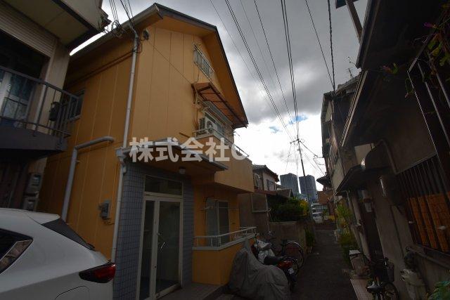 八尾駅より徒歩8分 築33年4ヶ月 2階建の賃貸物件