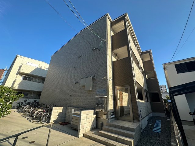 江坂駅より徒歩15分 築4年1ヶ月 3階建の賃貸物件