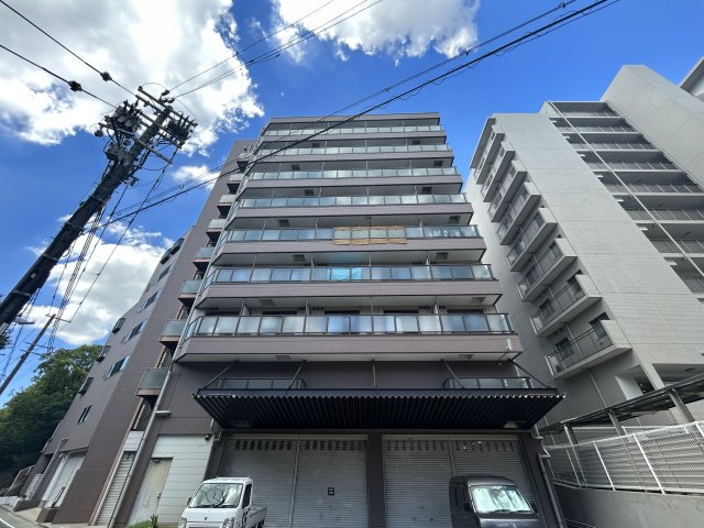 江坂駅より徒歩8分 築28年7ヶ月 9階建の賃貸物件