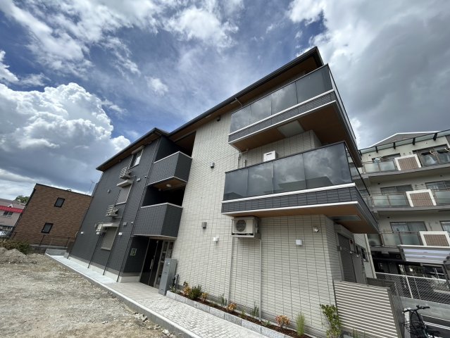 江坂駅より徒歩10分 築1年10ヶ月 3階建の賃貸物件