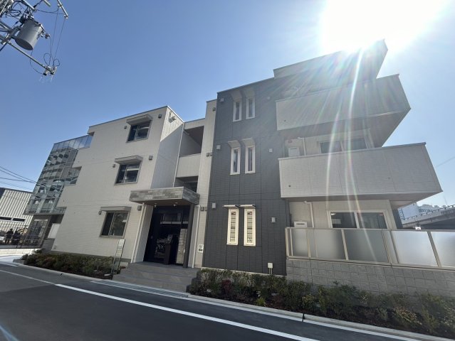 江坂駅より徒歩5分 築2年3ヶ月 3階建の賃貸物件