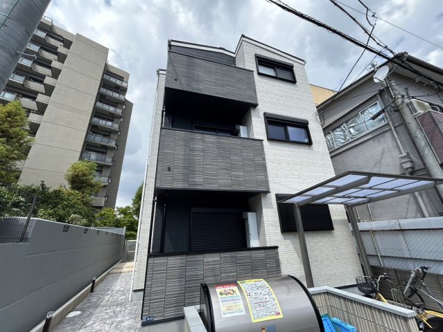 緑地公園駅より徒歩9分 築1年 3階建の賃貸物件