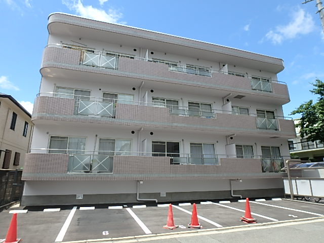 江坂駅より徒歩8分 築28年9ヶ月 3階建の賃貸物件