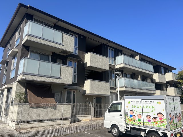 服部天神駅より徒歩13分 築10年7ヶ月 3階建の賃貸物件