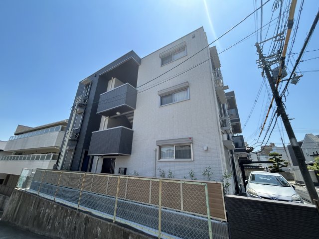 江坂駅より徒歩12分 築3年6ヶ月 3階建の賃貸物件