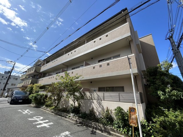 江坂駅より徒歩11分 築21年9ヶ月 3階建の賃貸物件