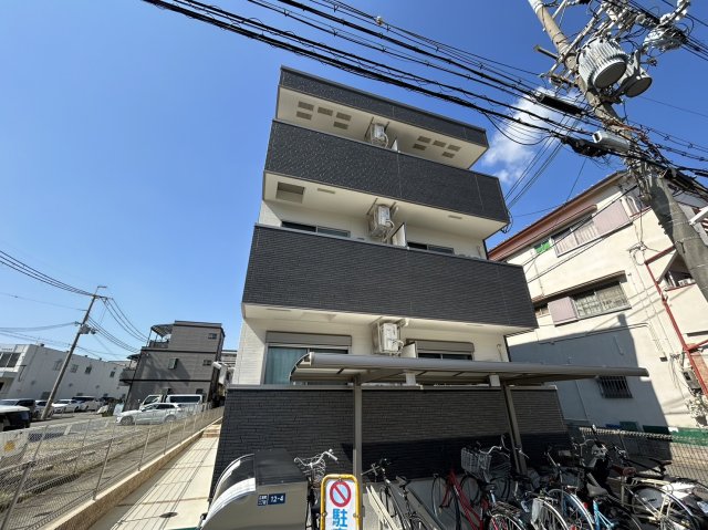 江坂駅より徒歩9分 築5年 3階建の賃貸物件