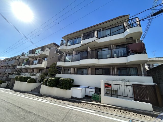 緑地公園駅より徒歩8分 築31年3ヶ月 3階建の賃貸物件