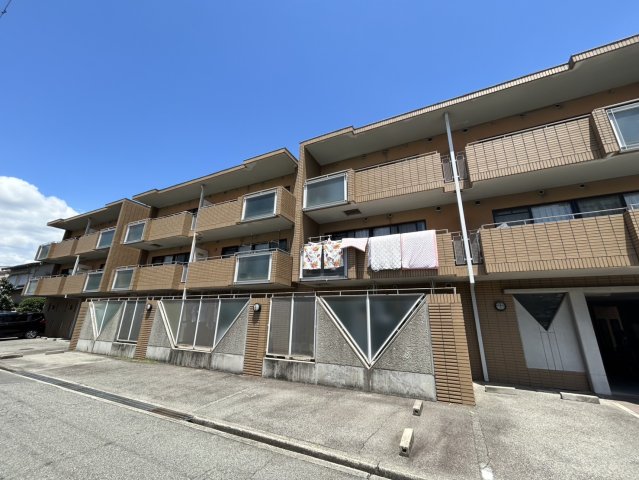 江坂駅より徒歩15分 築31年4ヶ月 3階建の賃貸物件