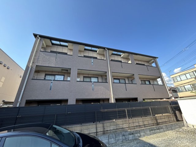 江坂駅より徒歩20分 築25年8ヶ月 3階建の賃貸物件