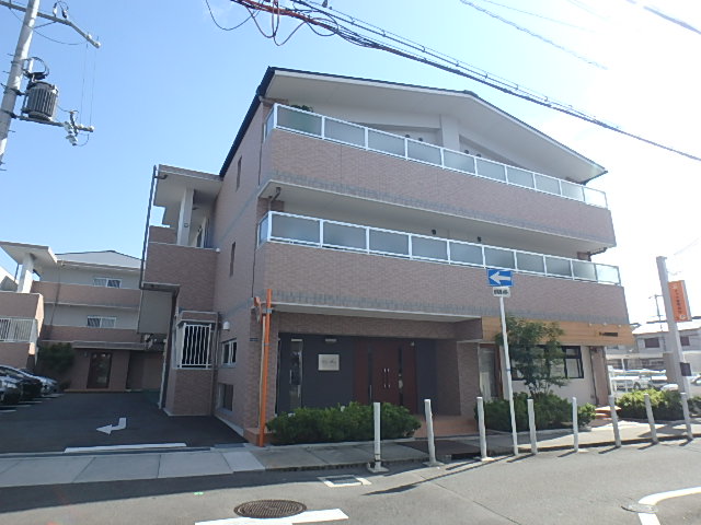 江坂駅より徒歩10分 築11年4ヶ月 3階建の賃貸物件