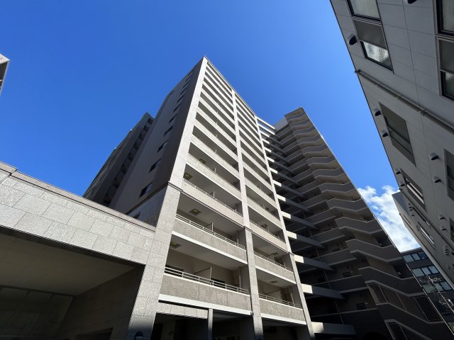 江坂駅より徒歩6分 築18年8ヶ月 14階建の賃貸物件