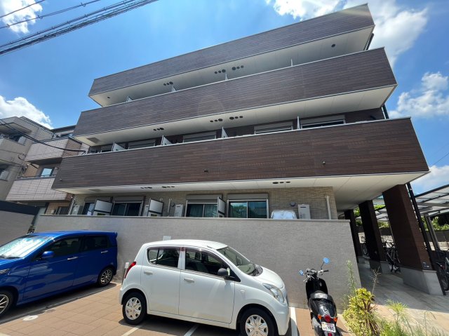 江坂駅より徒歩18分 築6年7ヶ月 3階建の賃貸物件