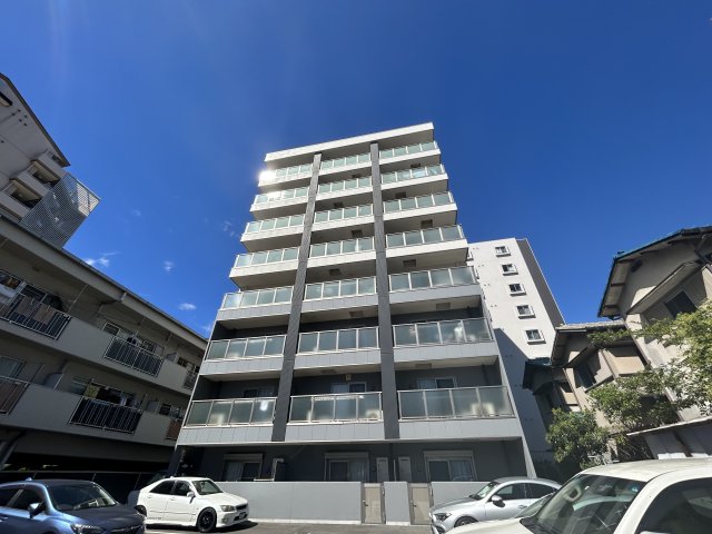 江坂駅より徒歩11分 築5年8ヶ月 8階建の賃貸物件