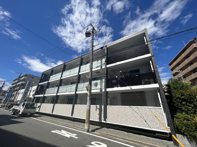 江坂駅より徒歩12分 築7年4ヶ月 3階建の賃貸物件
