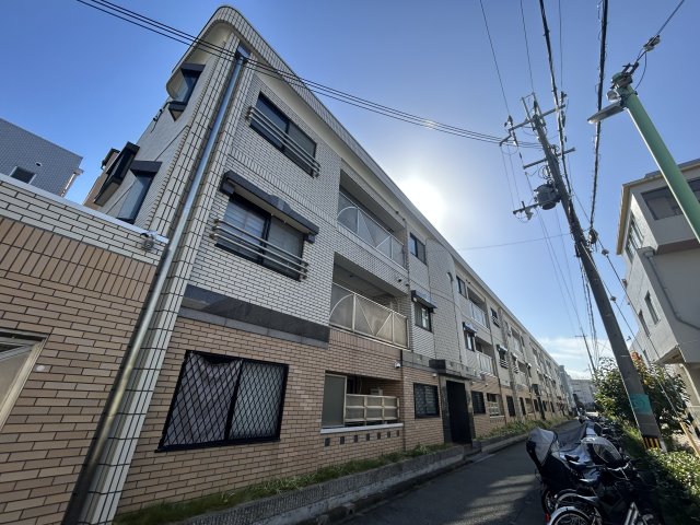 江坂駅より徒歩15分 築30年3ヶ月 3階建の賃貸物件