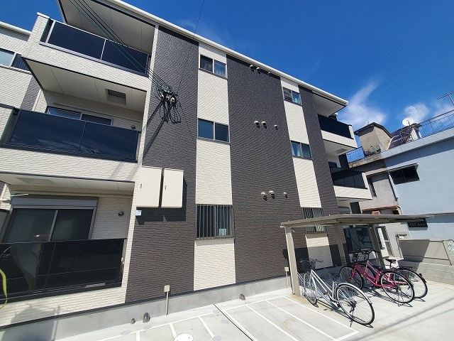 寝屋川市駅より徒歩9分 築3年6ヶ月 3階建の賃貸物件