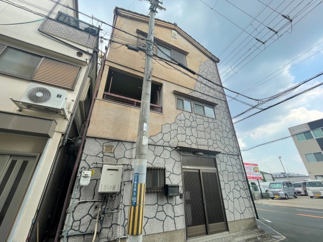 門真南駅より徒歩19分 築32年1ヶ月 3階建の賃貸物件